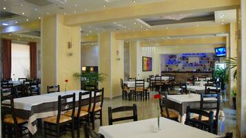 Aperto a colazione, pranzo e cena, cucina locale