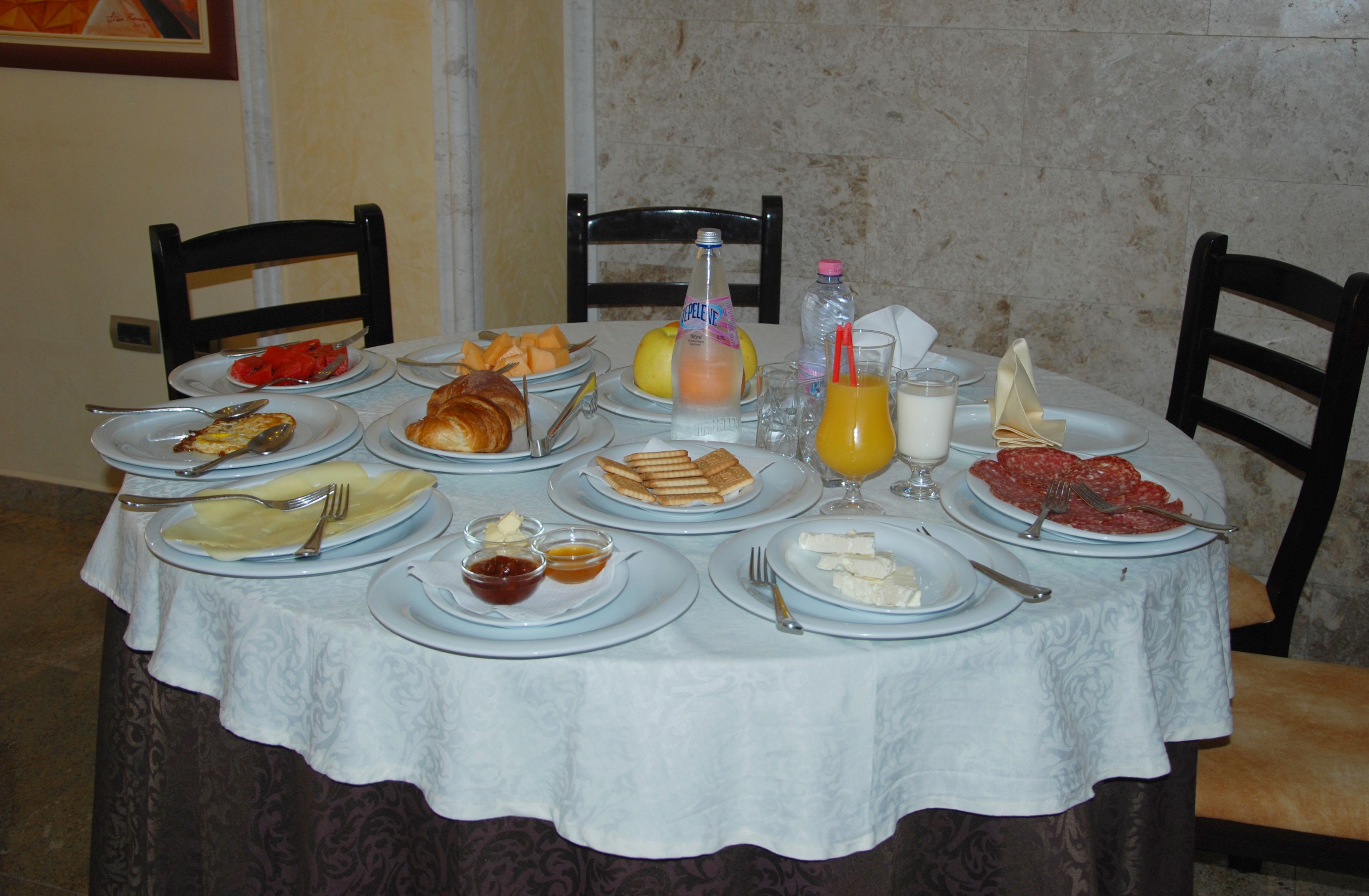 Petit déjeuner, déjeuner et dîner servis sur place