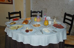 S'hi serveixen esmorzars, dinars i sopars 
