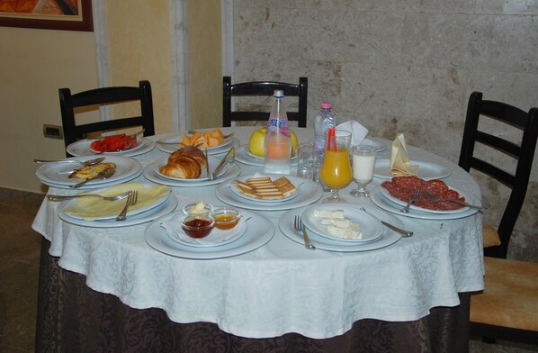 Breakfast, lunch and dinner served