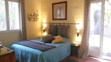 Ropa de cama de alta calidad, minibar y decoración personalizada