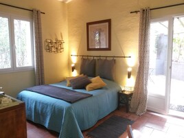Ropa de cama de alta calidad, minibar y escritorio 