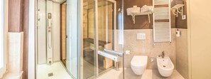 Suite | Bathroom | Shower, free toiletries, hair dryer, bathrobes - Maison Resola (Valeggio sul Mincio)