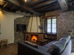 Standaard appartement, 2 slaapkamers (III) | Woonkamer | Een 32-inch televisie met digitale zenders