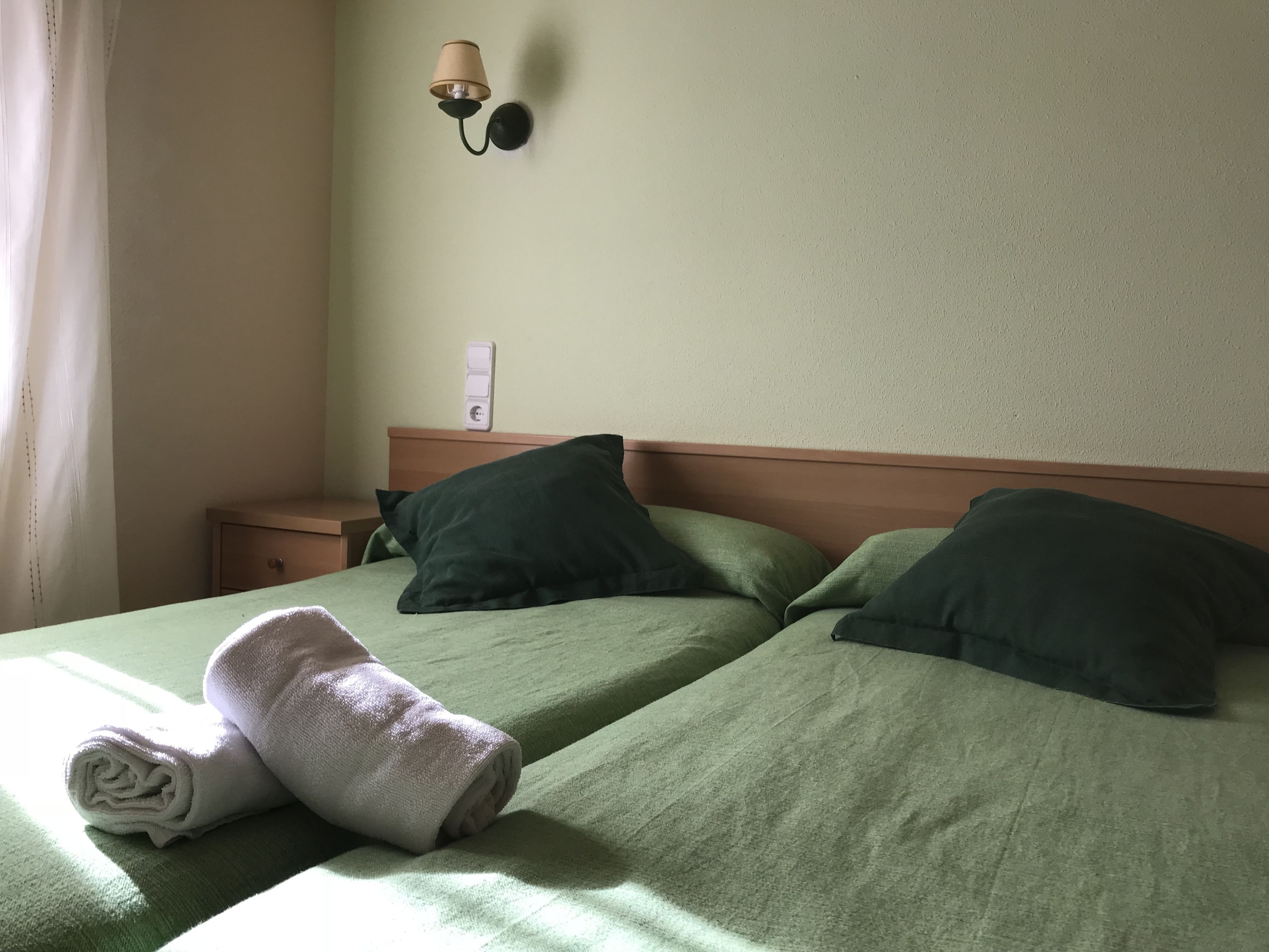 Escritorio, cunas gratuitas, wifi gratis y ropa de cama 