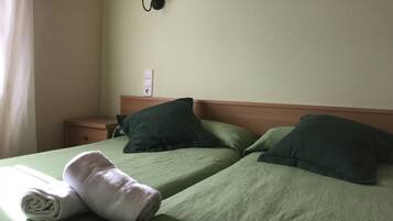 Een bureau, gratis babybedden, gratis wifi, beddengoed