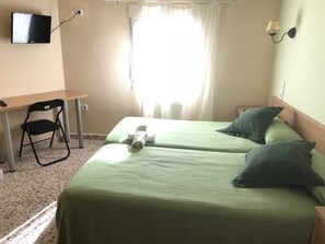 Double or Twin Room | Desk, free cribs/infant beds, free WiFi, bed sheets - Rincón de Pepe (El Castell de Guadalest)