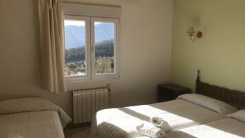 Triple Room | Desk, free cribs/infant beds, free WiFi, bed sheets