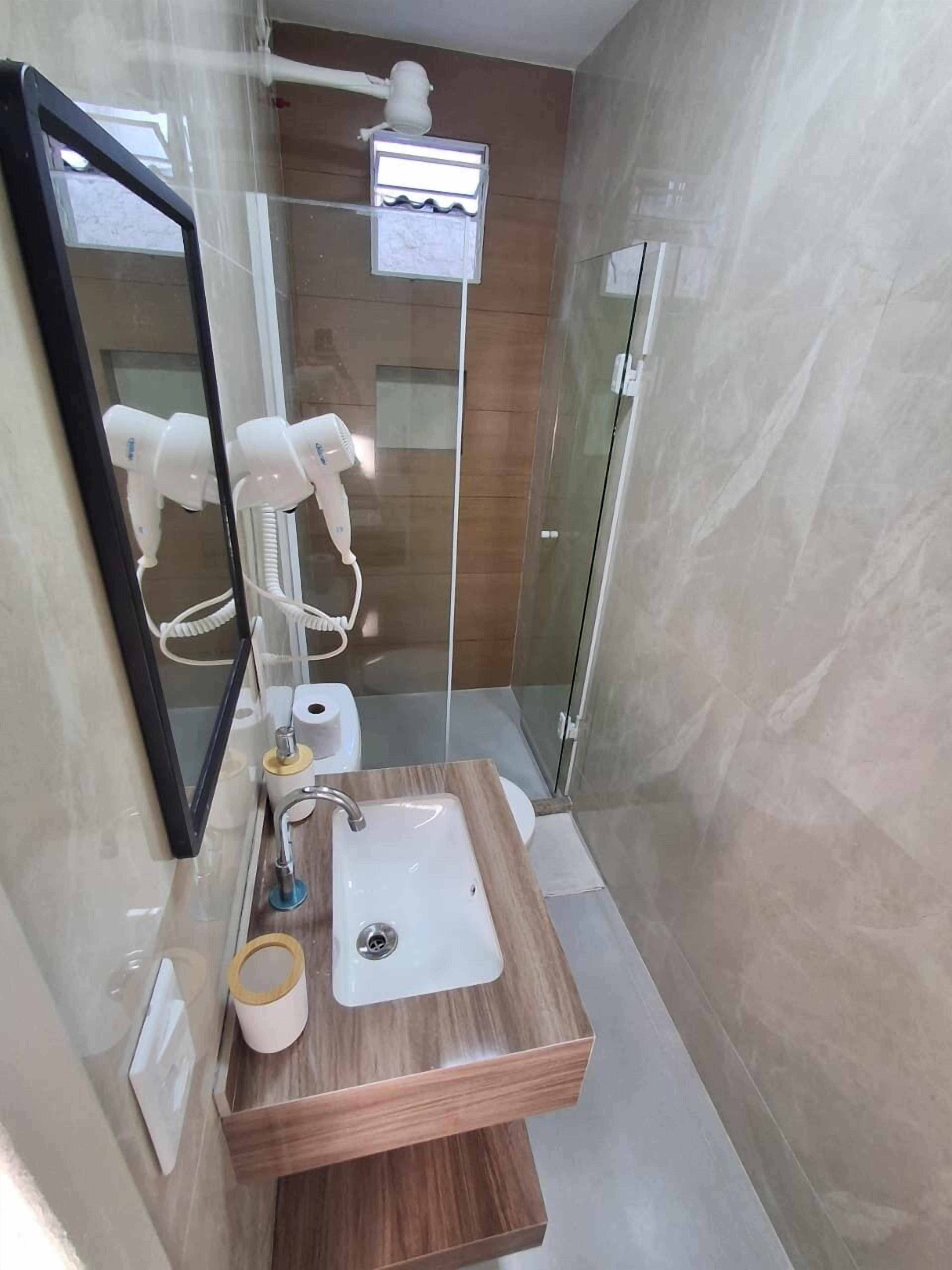 Classic Room | Bathroom | Shower, hair dryer, towels, toilet paper