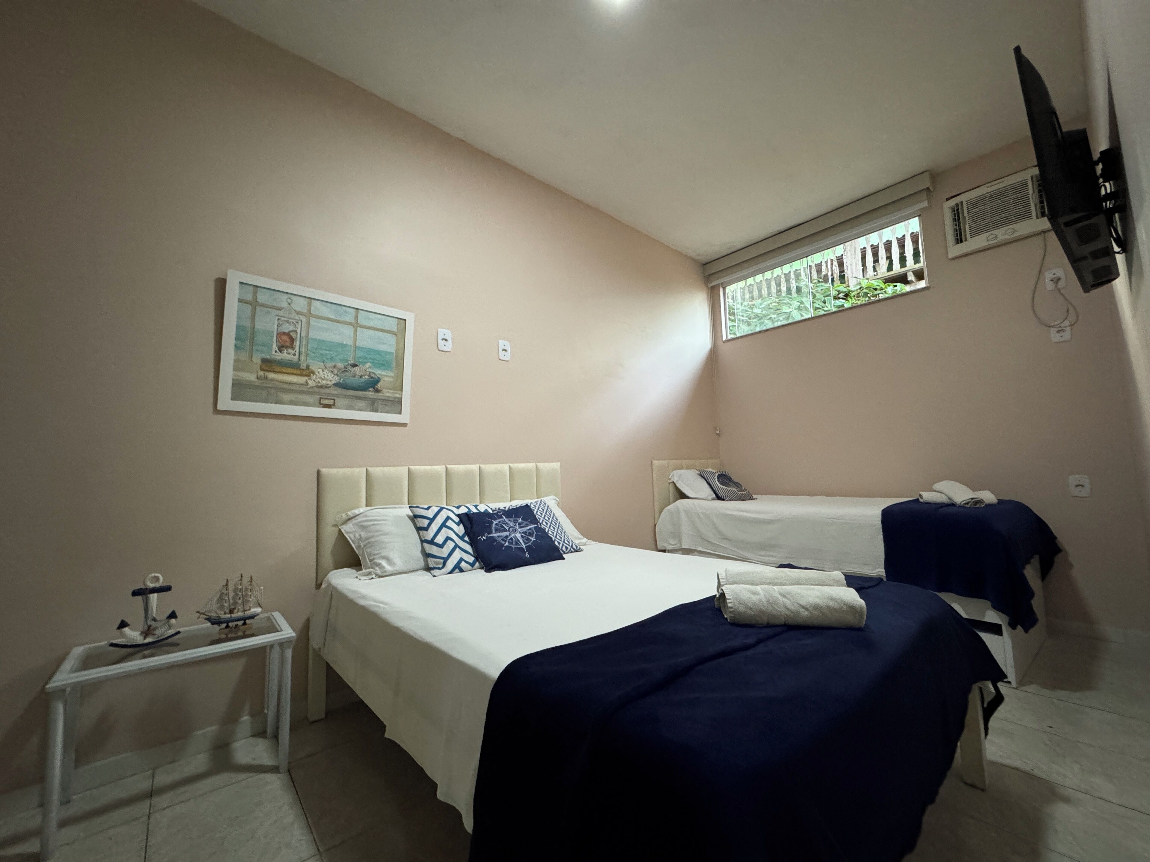 Familierom | Individuelt dekorert, blendingsgardiner, lydisolert og strykejern/-brett