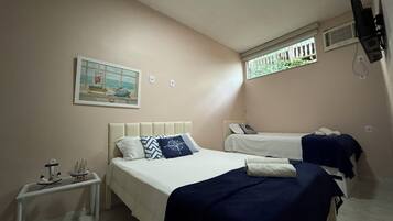 Familierom | Individuelt dekorert, blendingsgardiner, lydisolert og strykejern/-brett