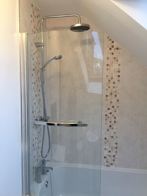 Apartment, 2 Bedrooms | Bathroom | Combined shower/tub, free toiletries, hair dryer, towels