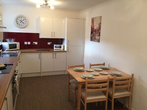 Apartment, 2 Bedrooms | Private kitchen | Fridge, microwave, oven, stovetop - North Bridge Apartment (Hawick)