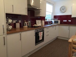 Apartment, 2 Bedrooms | Private kitchen | Fridge, microwave, oven, stovetop - North Bridge Apartment (Hawick)