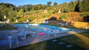 2 piscine all'aperto, ombrelloni da piscina, lettini