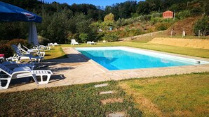 A swimming pool with lounge chairs and a patio area. - Tenuta degli Obizzi (Montecarlo)