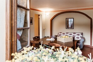 Appartement, 3 chambres (Anna Magda) | Coin séjour | Télévision à écran plat