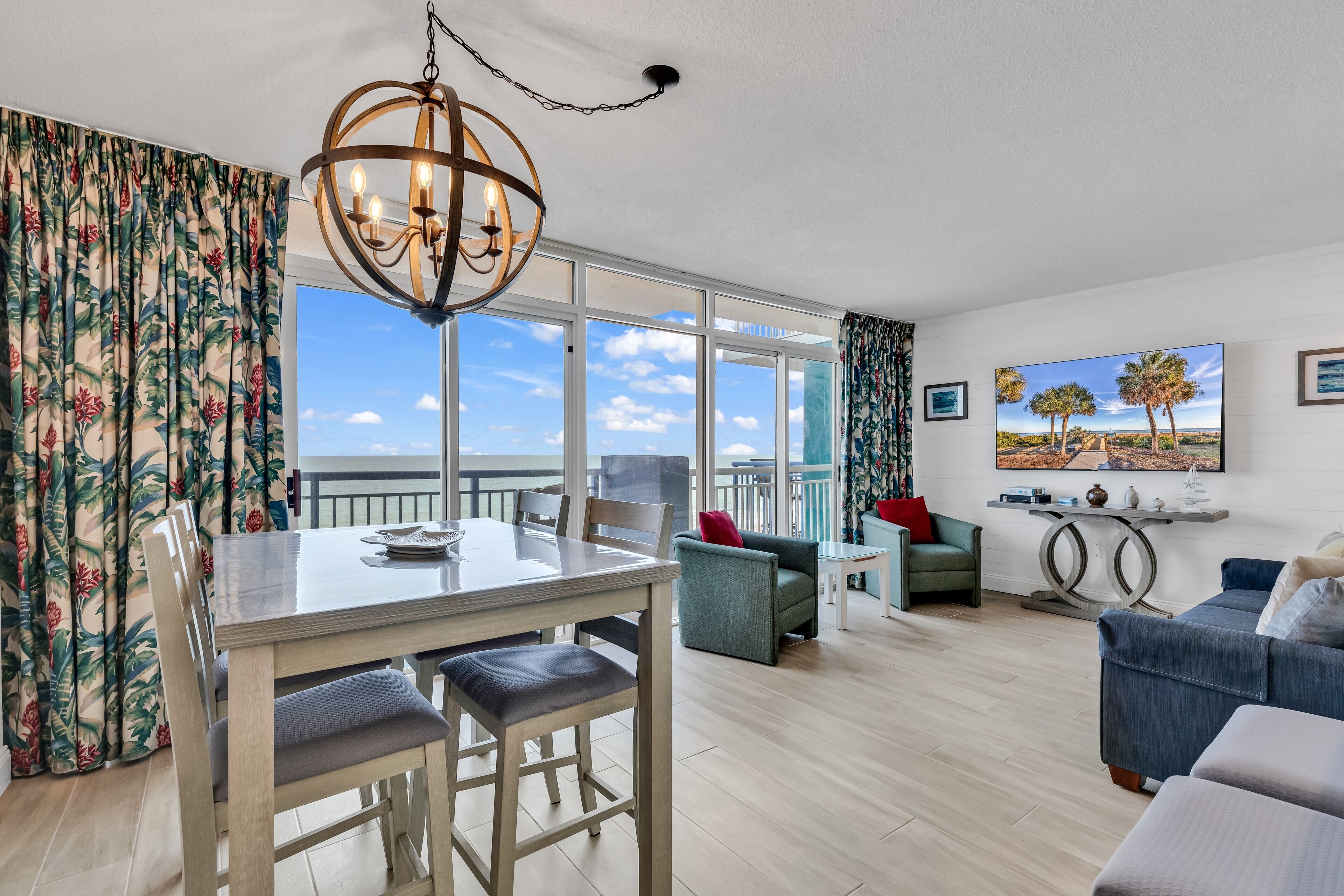 Apartamento familiar, varias camas, balcón, vistas a la playa | Sala de estar | Smart TV de 55 pulgadas con canales digitales, una mesa de tenis de mesa