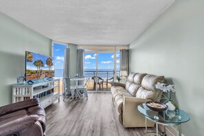 特色公寓客房, 1 間臥室, 海景, 海濱 | 客廳 | 55 吋智能電視連數碼電視頻道、乒乓球設施