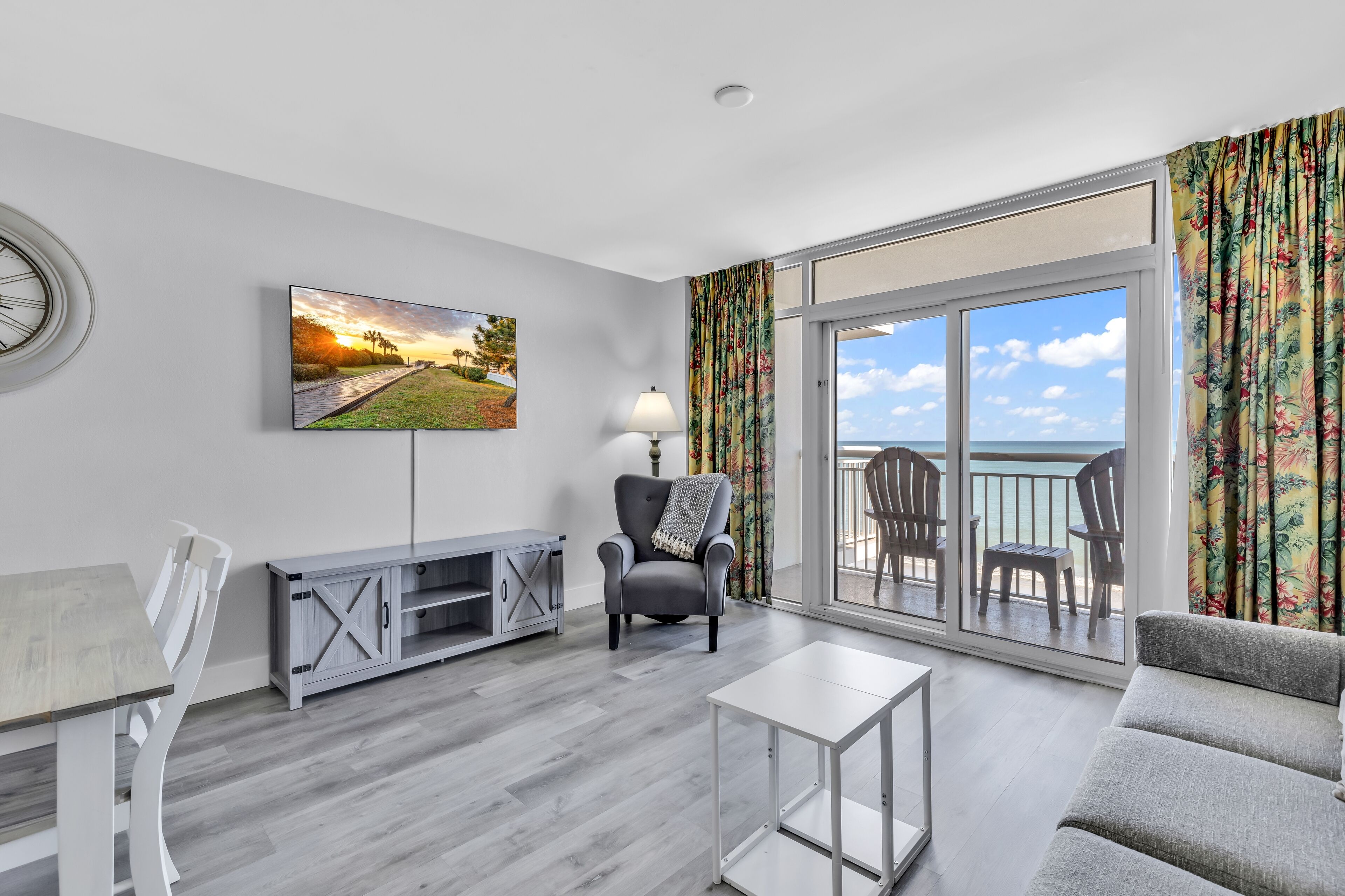 Apartamento Signature, vistas a la playa, frente al mar | Sala de estar | Smart TV de 55 pulgadas con canales digitales, una mesa de tenis de mesa