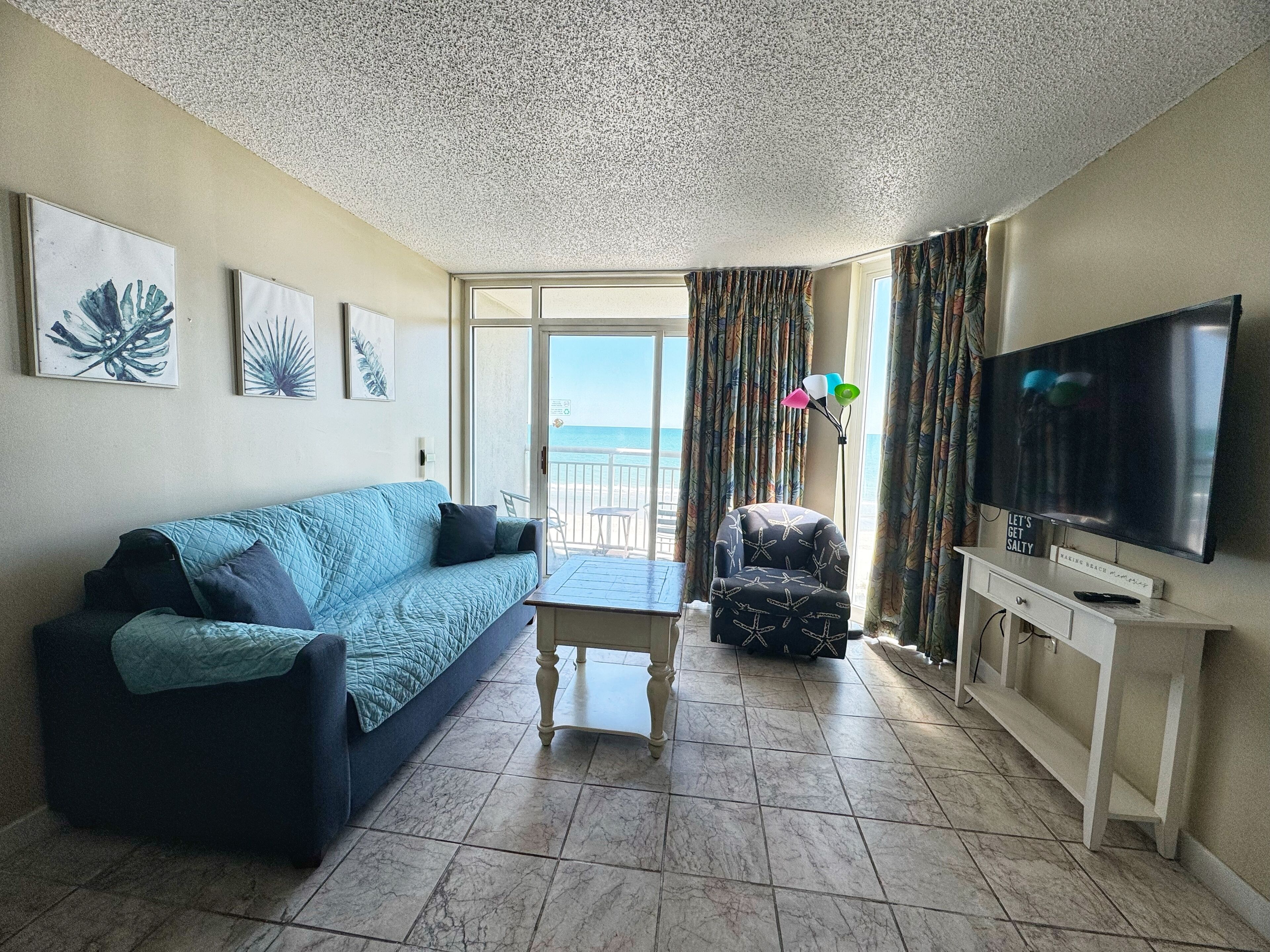 Apartamento Signature, 1 habitación, vistas a la playa, frente al mar | Sala de estar | Smart TV de 55 pulgadas con canales digitales, una mesa de tenis de mesa