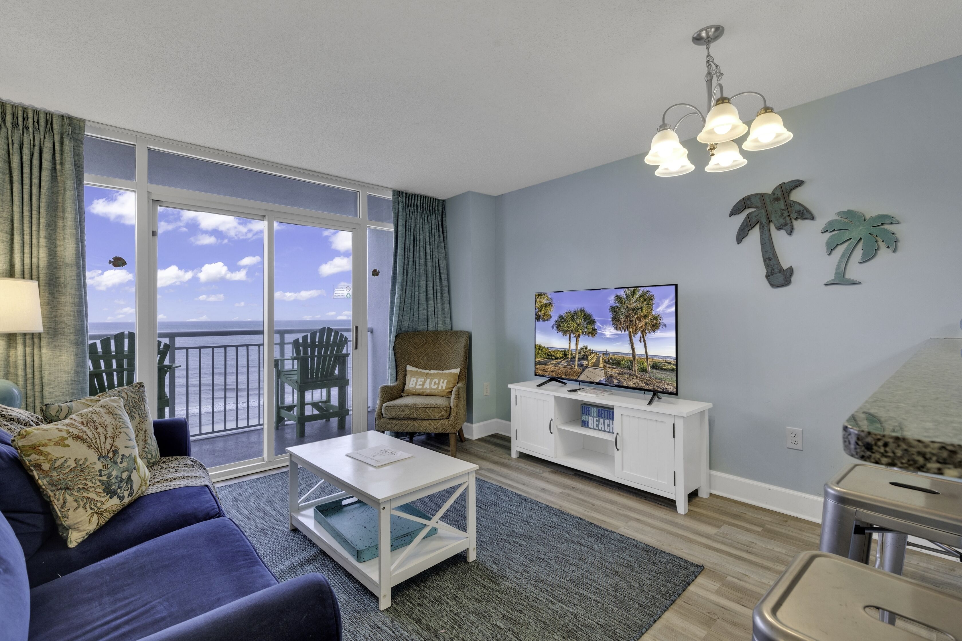 Apartamento Premium, varias camas, balcón, vistas a la playa | Sala de estar | Smart TV de 55 pulgadas con canales digitales, una mesa de tenis de mesa