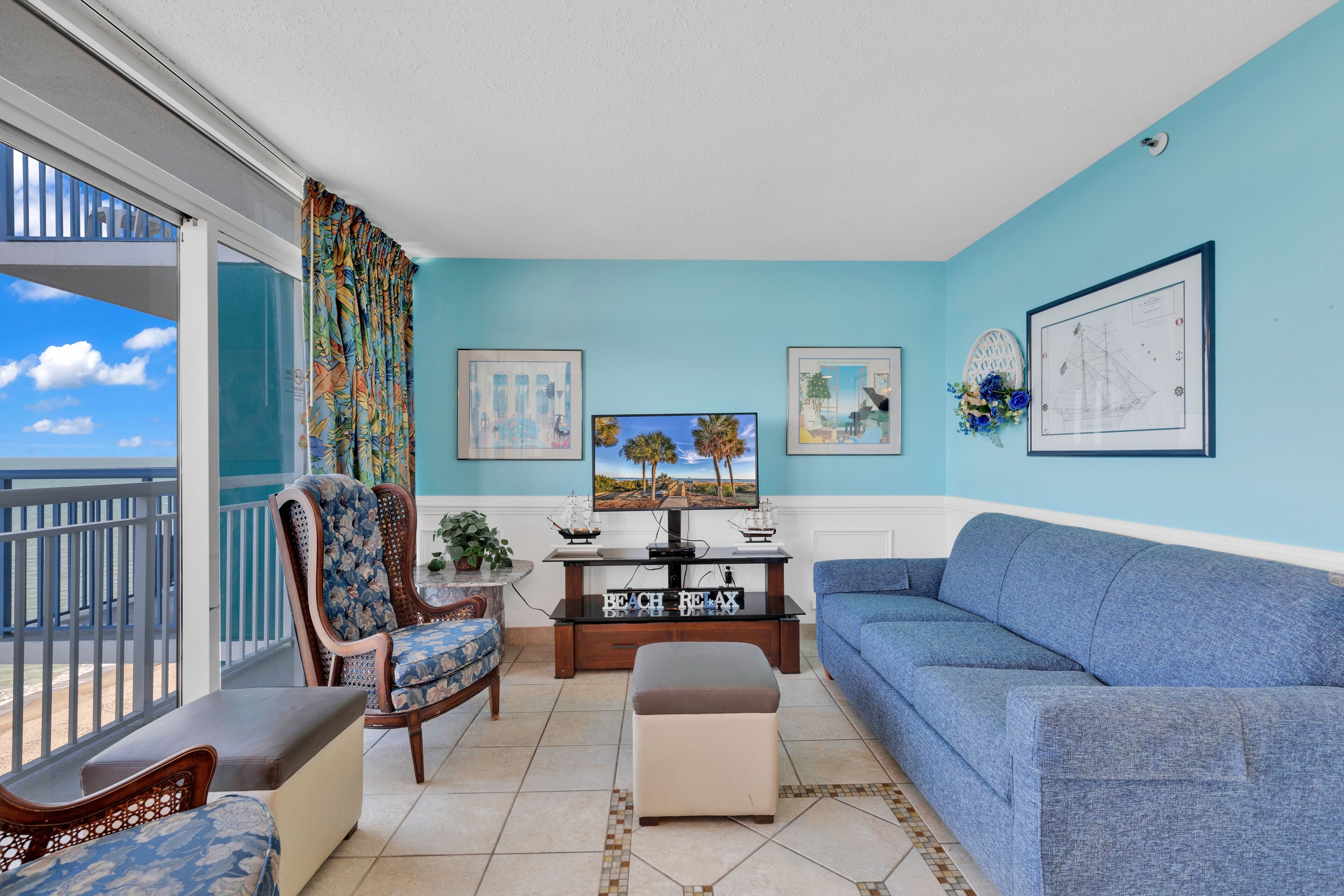 Apartamento Signature, 2 habitaciones, balcón, vistas a la playa | Sala de estar | Smart TV de 55 pulgadas con canales digitales, una mesa de tenis de mesa