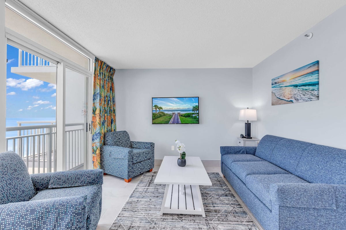 Signature appartement, 2 slaapkamers, balkon, aan zee | Woonkamer | Een 55-inch smart-tv met digitale zenders en een tafeltennistafel