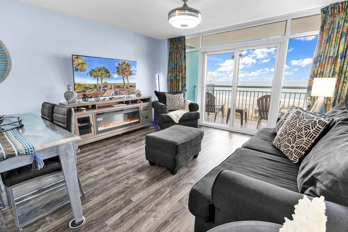 Signature appartement, 2 slaapkamers, uitzicht op oceaan, aan zee | Woonkamer | Een 55-inch smart-tv met digitale zenders en een tafeltennistafel