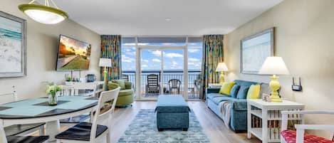 Condo Confort, 1 habitación, vista al océano, frente al mar | Sala de estar | Smart TV de 55 pulgadas con canales digitales y tenis de mesa