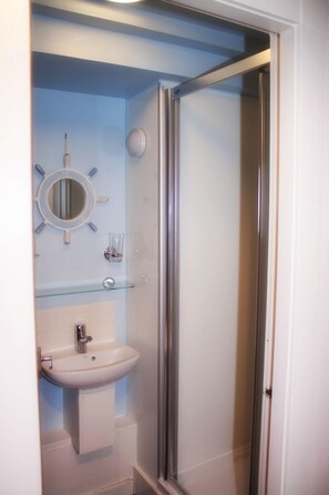 Shower, free toiletries, towels