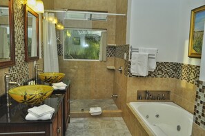 Suite luxueuse, 1 très grand lit | Salle de bain | Articles de toilette (gratuits), séchoir à cheveux, savon, shampooing