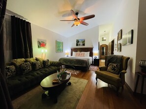 Lyxsvit - 1 kingsize-säng | Sängtillbehör av högsta kvalitet och värdeförvaringsskåp på rummet