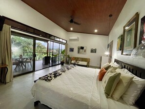 Lyxvilla - 1 kingsize-säng | Sängtillbehör av högsta kvalitet och värdeförvaringsskåp på rummet