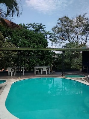 Een buitenzwembad