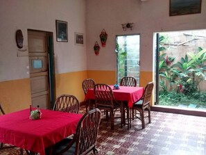 Petit déjeuner (5 USD par personne)