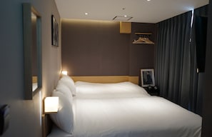 Quadruple Room - Deluxe, City View | Soundproofing, free WiFi