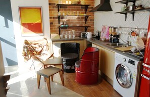 Een koelkast, een magnetron