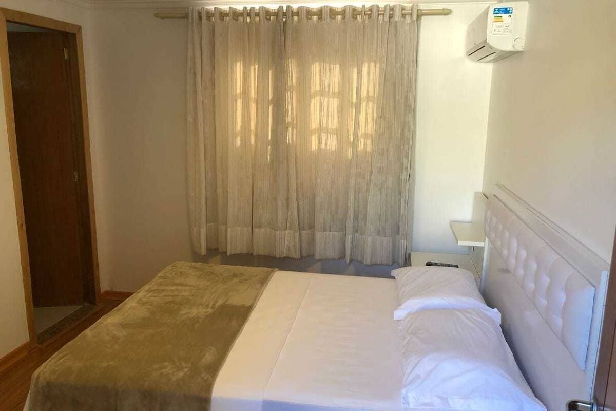Minibar, escritorio, wifi gratis y ropa de cama