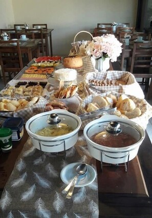 Free daily buffet breakfast  - Pousada Charm House (Penha)