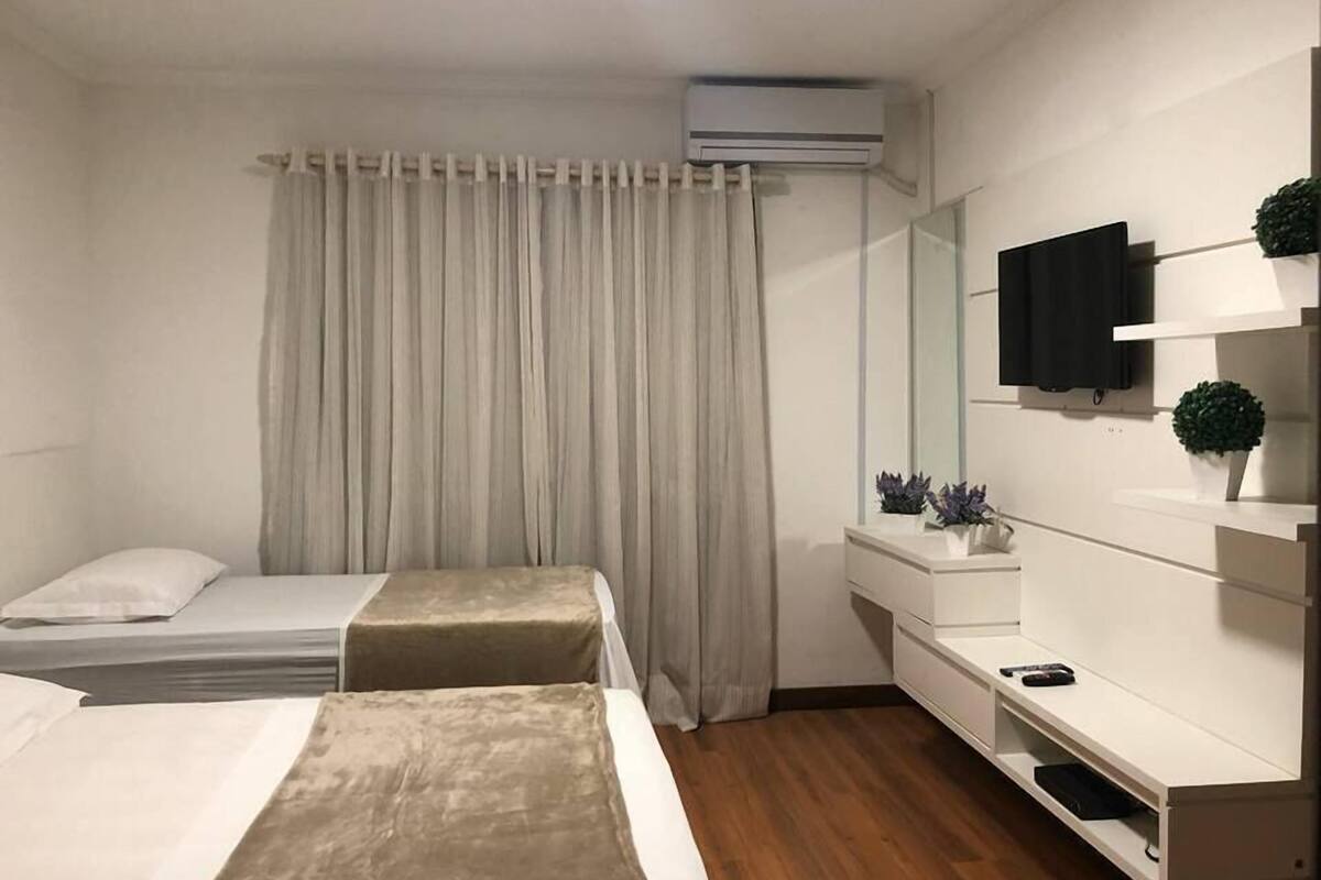 Minibar, escritorio, wifi gratis y ropa de cama