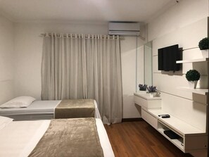 Minibar, desk, free WiFi, bed sheets - Pousada Charm House (Penha)