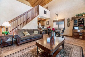 Hytte, flere senger, ikke-røyk | Oppholdsområde | En 40-tommers Flatskjerm-TV med kabel-kanaler samt TV og peis