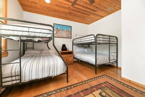 Cabaña, varias camas, para no fumadores | 4 habitaciones y espacio para trabajar con laptop 