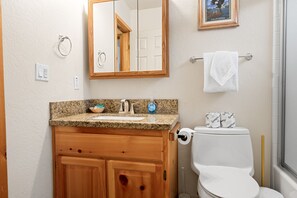 Articles de toilette gratuits, sèche-cheveux, serviettes fournies, savon