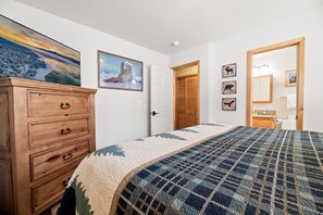 2 habitaciones, tabla de planchar con plancha y ropa de cama 