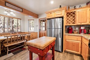 Full-size fridge, microwave, oven, stovetop - Catalina Creekside Cabin (Big Bear Lake)
