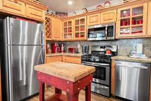 Full-sized fridge, microwave, oven, stovetop