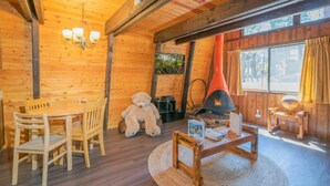 Huisje, 2 slaapkamers | Woonkamer | Een smart-tv, een open haard, een dvd-speler en tafelvoetbal