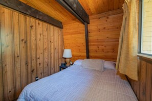 2 bedrooms, iron/ironing board, bed sheets - Fanciful Winters' Lake (Big Bear Lake)